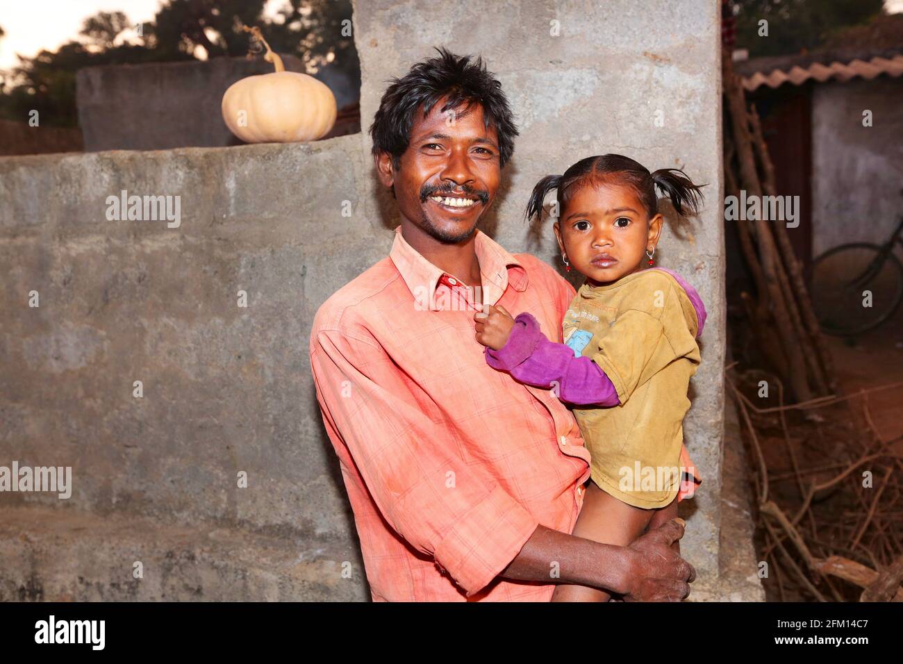 TRIBU PARANGIPERJA - Père et fille de bébé - Boriboriborivalsa Village, Araku, Andhra Pradesh, Inde Banque D'Images