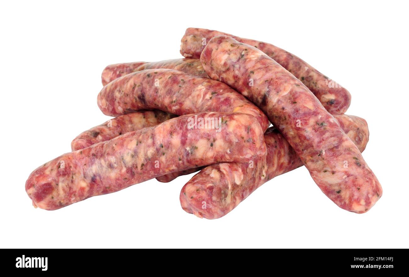 Groupe de saucisses de bœuf Aberdeen Angus crues isolées sur un arrière-plan blanc Banque D'Images