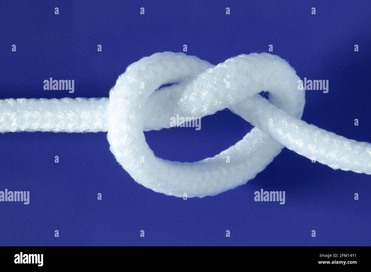 Nœud de corde blanc sur fond bleu clair Banque D'Images