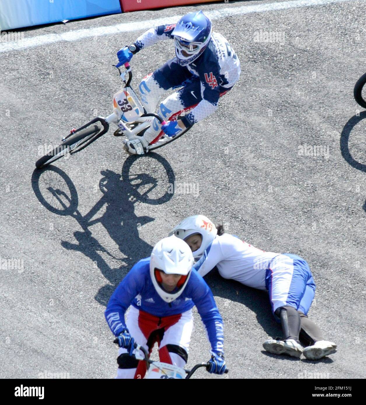 JEUX OLYMPIQUES BEIJING 2008. 14e JOUR 22/8/08. VÉLO BMX FINALE DE LA FEMME SHANAZE READE CHUTE À LA DERNIÈRE COURBE. PHOTO DAVID ASHDOWN. Banque D'Images