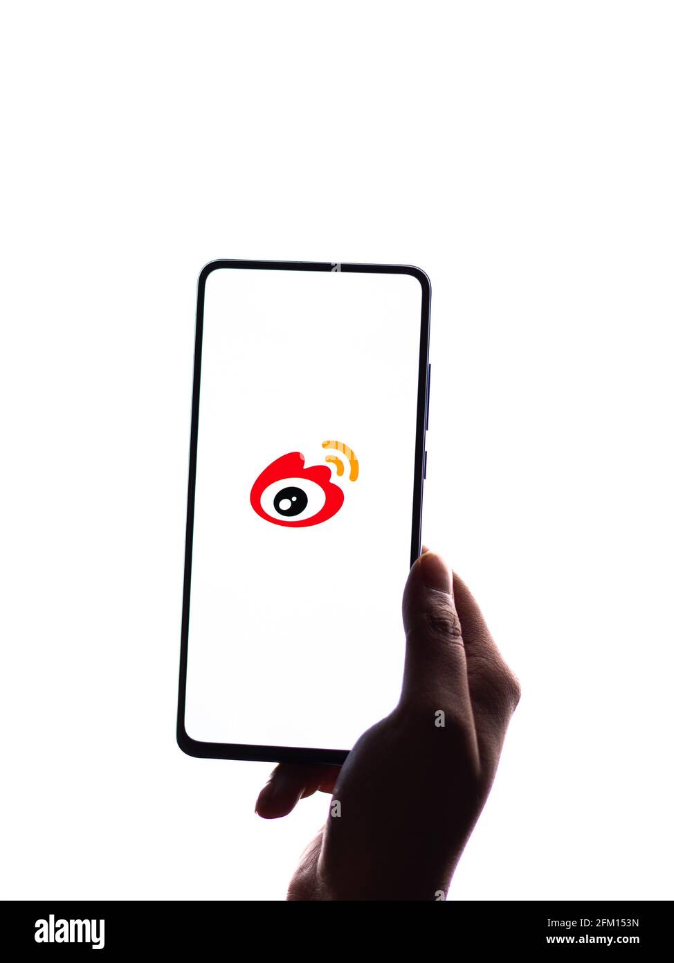 Assam, inde - 04 mai 2021 : logo Sina Weibo sur image de stock d'écran de téléphone. Banque D'Images