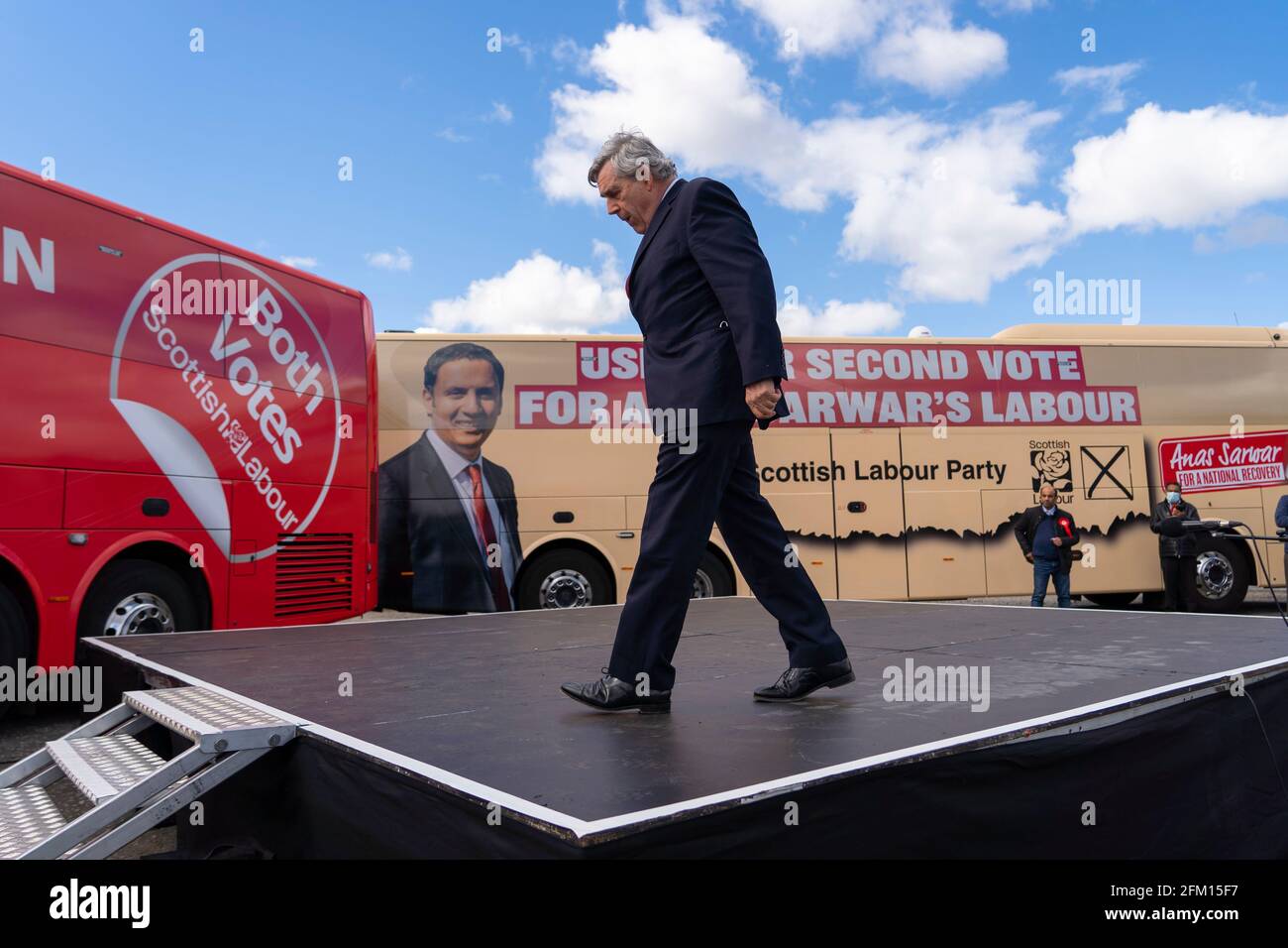 Glasgow, Écosse, Royaume-Uni. 5 mai 2021. Le chef travailliste écossais Anas Sarwar et l'ancien Premier ministre Gordon Brown apparaissent aujourd'hui à la veille du rassemblement de campagne d'entrée du scrutin à Glasgow. Pic; Gordon Brown quitte scène après parole. Iain Masterton/Alay Live News Banque D'Images