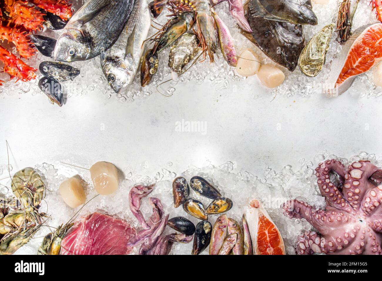 Ensemble de divers fruits de mer frais crus - pieuvre, crabe, calmar, crevettes, huître, moules, saumon thon dorada poisson avec épices d'herbes citron, dos blanc Banque D'Images