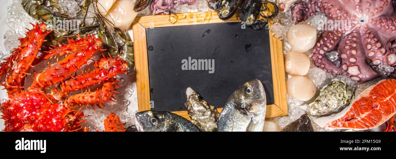 Ensemble de divers fruits de mer frais crus - pieuvre, crabe, calmar, crevettes, huître, moules, saumon thon dorada poisson avec épices d'herbes citron, dos blanc Banque D'Images