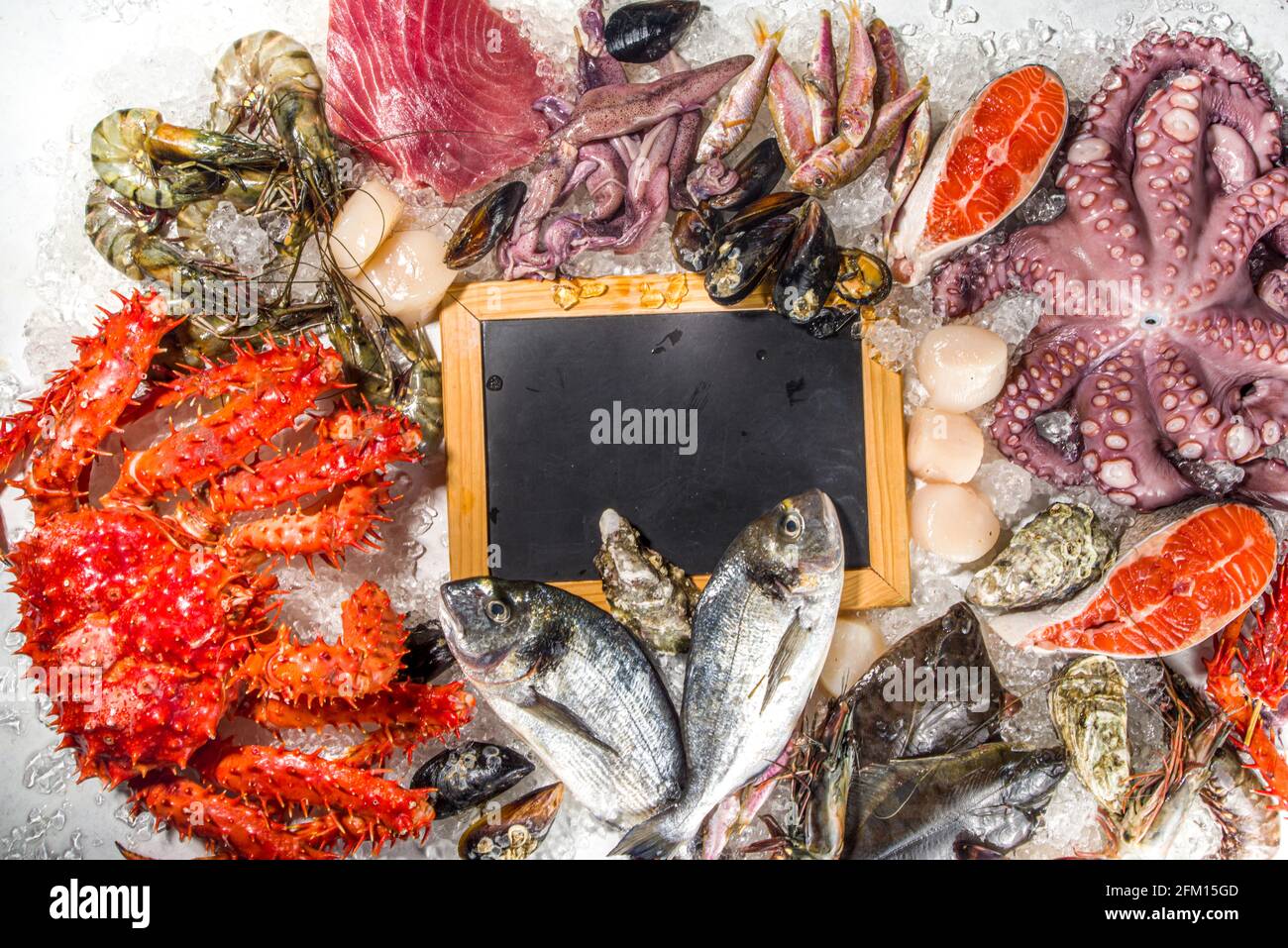 Ensemble de divers fruits de mer frais crus - pieuvre, crabe, calmar, crevettes, huître, moules, saumon thon dorada poisson avec épices d'herbes citron, dos blanc Banque D'Images