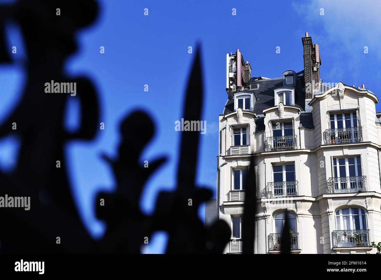 Relais antenne sur un toit - Paris - France Banque D'Images