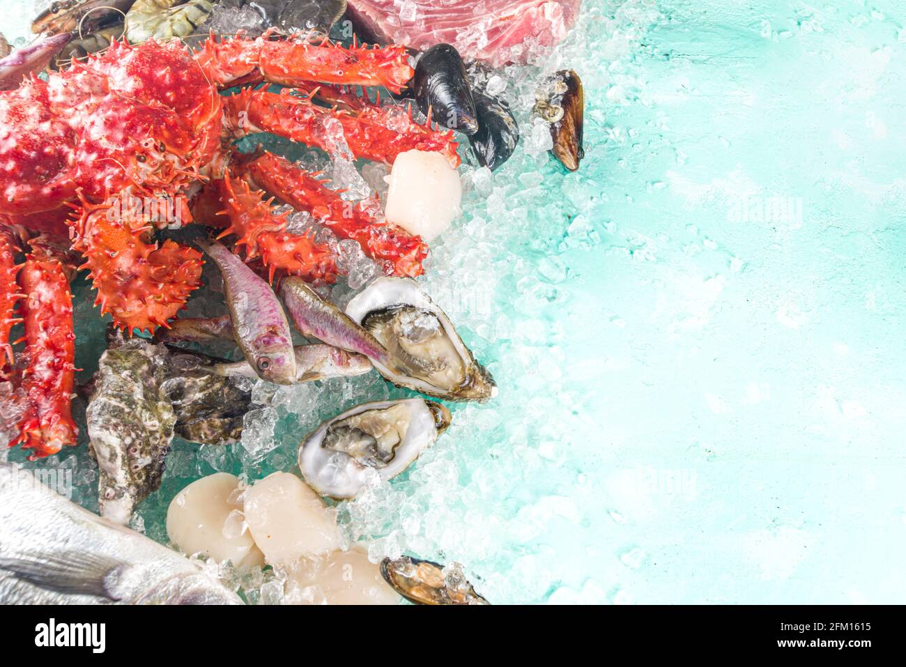 Ensemble de divers fruits de mer frais crus - pieuvre, crabe, calmar, crevettes, huître, moules, saumon thon dorada poisson avec épices d'herbes citron, bleu clair Banque D'Images