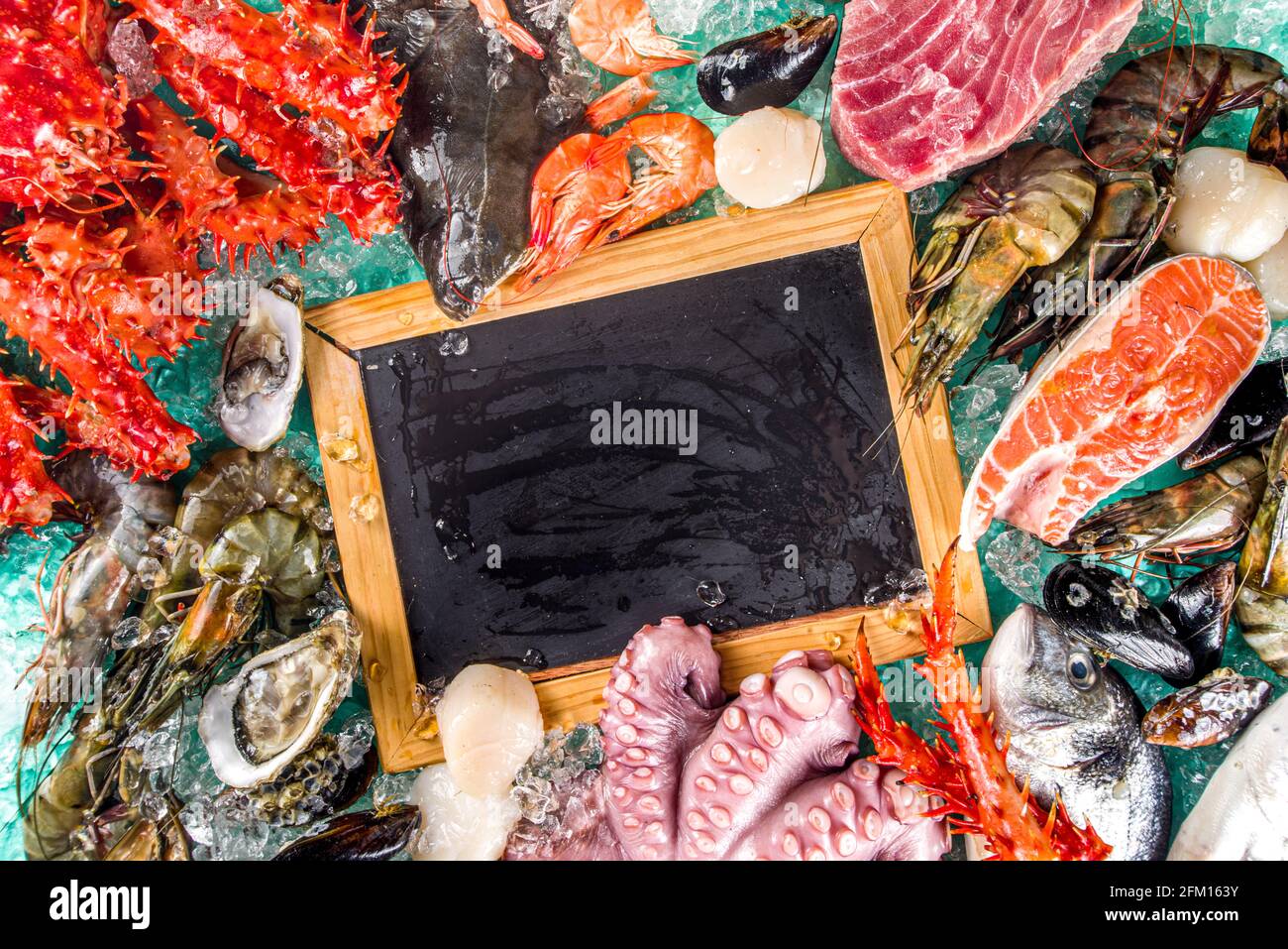 Ensemble de divers fruits de mer frais crus - pieuvre, crabe, calmar, crevettes, huître, moules, saumon thon dorada poisson avec épices d'herbes citron, dos blanc Banque D'Images