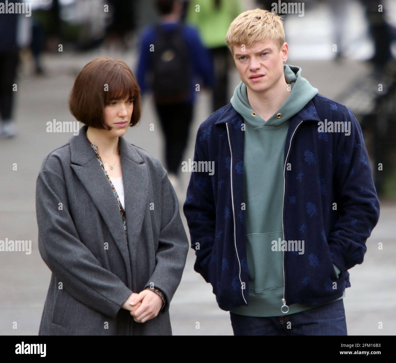 New York, NY, États-Unis. 4 mai 2021. Elizabeth Henstridge, Tom Rhys Harries sur l'ensemble de la nouvelle série Apple TV suspicion à Washington Square Park à New York le 04 mai 2021. Crédit : RW/Media Punch/Alamy Live News Banque D'Images