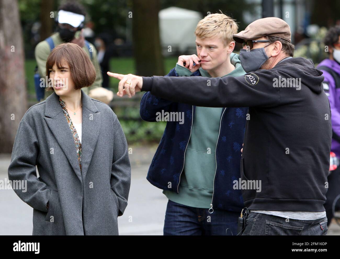 New York, NY, États-Unis. 4 mai 2021. Chris long réalisateur, Tom Rhys Harries, Elizabeth Henstridge sur l'ensemble de la nouvelle série Apple TV suspicion à Washington Square Park à New York le 04 mai 2021. Crédit : RW/Media Punch/Alamy Live News Banque D'Images