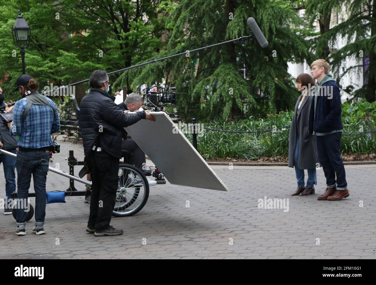 New York, NY, États-Unis. 4 mai 2021. Elizabeth Henstridge, Tom Rhys Harries sur l'ensemble de la nouvelle série Apple TV suspicion à Washington Square Park à New York le 04 mai 2021. Crédit : RW/Media Punch/Alamy Live News Banque D'Images