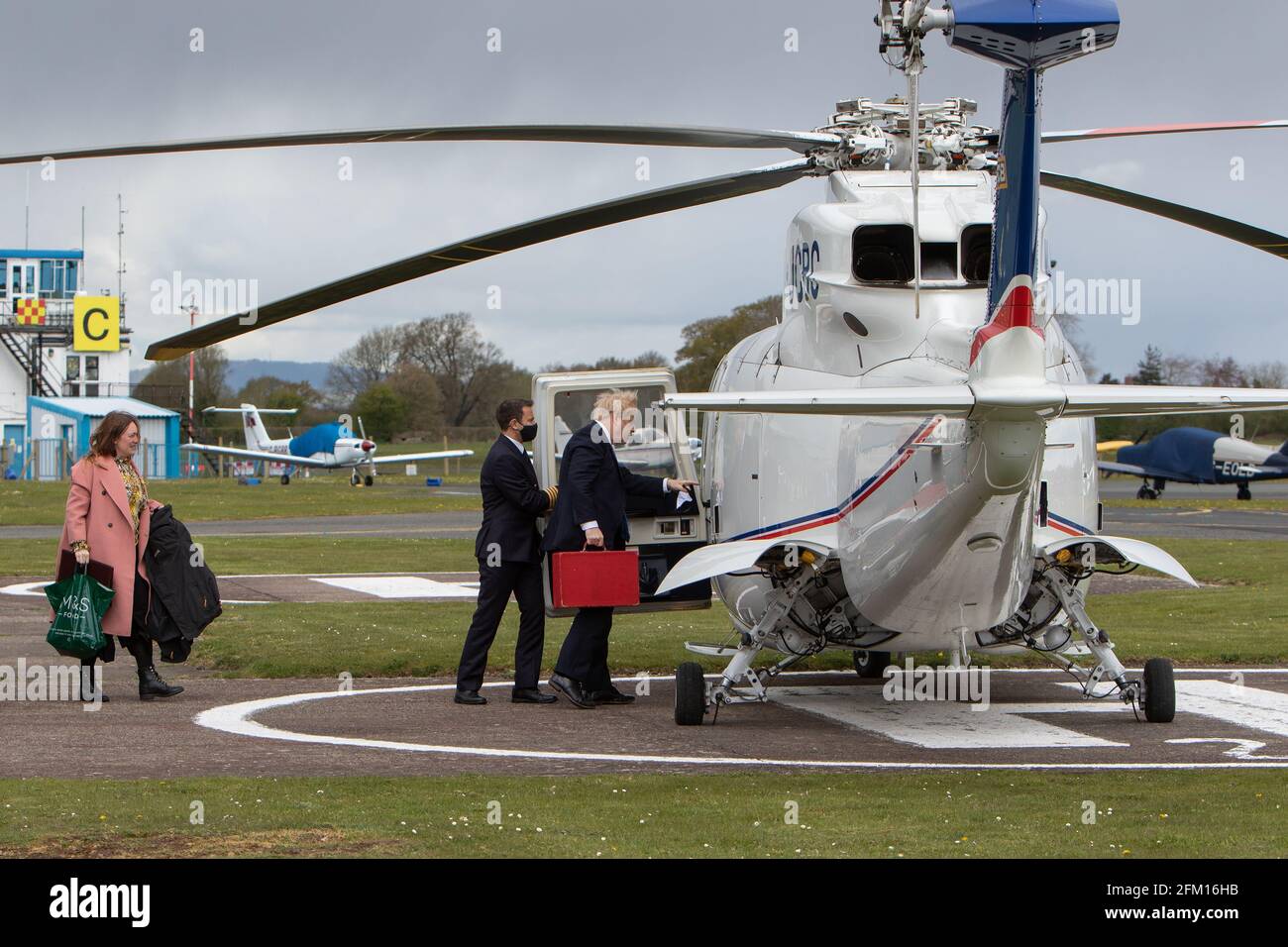 Aéroport de Wolverhampton Halfpenny Green, Royaume-Uni, 5 mai 2021. Le Premier ministre Boris Johnson monte à bord de son hélicoptère après une visite en vol dans le pays noir, le dernier jour de campagne en vue des élections du jeudi au Conseil local en Angleterre. Le premier ministre est revenu de Stourbridge où il s'était joint plus tôt au maire de West Midlands, Andy Street, pour une promenade en vélo sur le canal et a aidé à distribuer des dépliants de campagne. Credit: Paul Bunch / Alamy Live News Banque D'Images