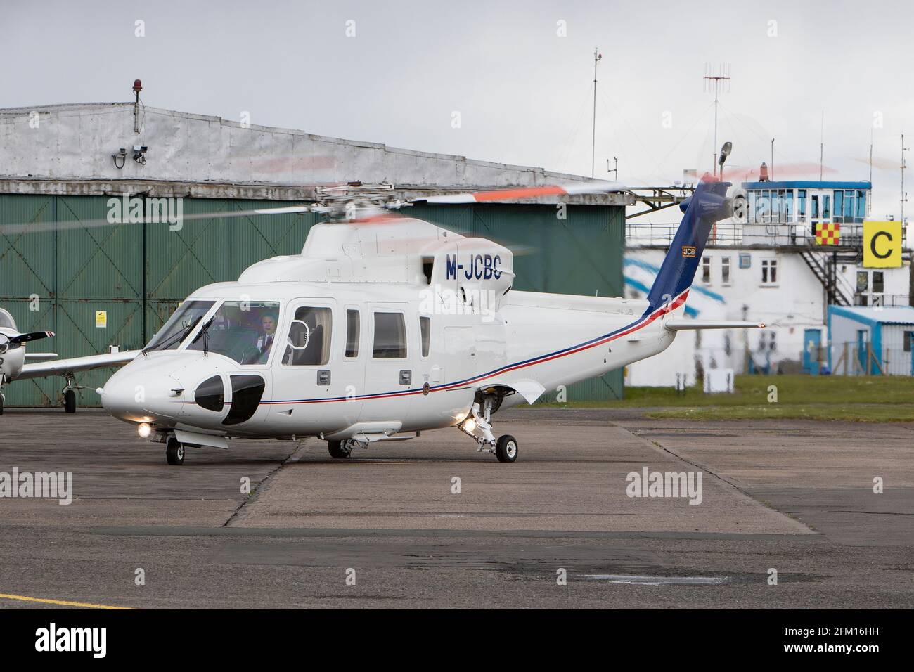 Aéroport de Wolverhampton Halfpenny Green, Royaume-Uni, 5 mai 2021. Le Sikorsky S-76C transportant les taxys du Premier ministre Boris Johnson pour le départ de l'aérodrome de Wolverhampton Halfpenny Green tandis que le Premier ministre poursuit sa dernière journée sur la piste de campagne avant les élections des conseils locaux. La visite en vol dans le pays noir comprenait une visite à Stourbridge, où le PM se joindra au maire de West Midlands, Andy Street, pour une promenade en vélo sur le canal et distribuer des dépliants de campagne. Credit: Paul Bunch / Alamy Live News. Banque D'Images
