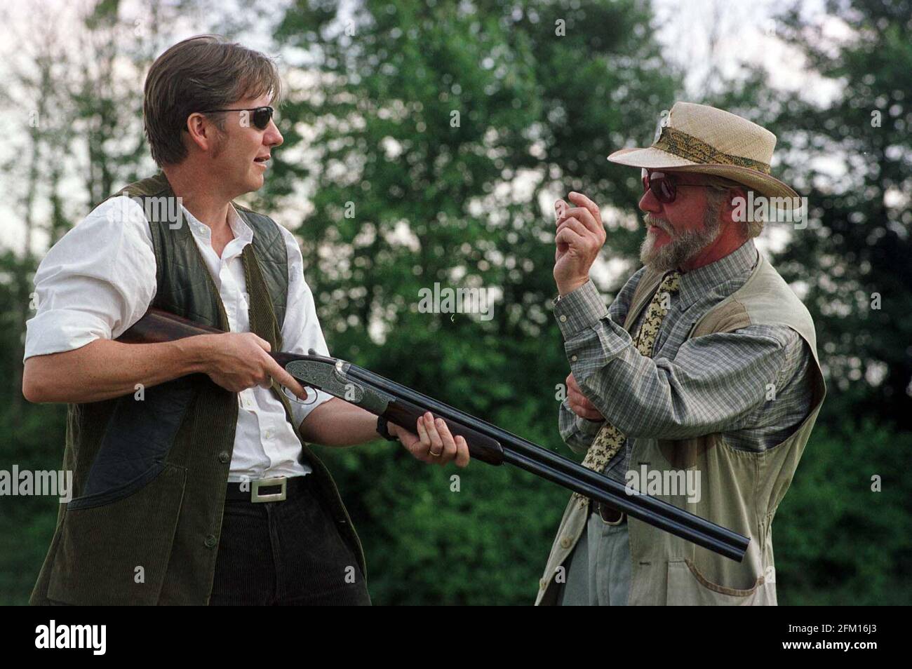 Tom Sutcliffe tournage regardé par Ken Davies. Banque D'Images