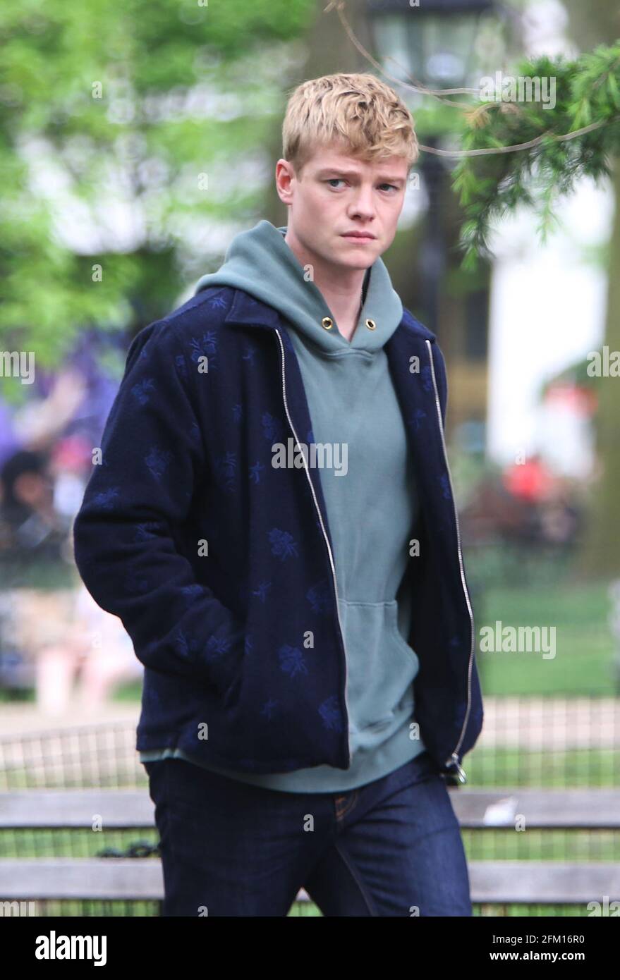 New York, NY, États-Unis. 4 mai 2021. Tom Rhys Harries sur l'ensemble de la nouvelle série Apple TV suspicion à Washington Square Park à New York le 04 mai 2021. Crédit : RW/Media Punch/Alamy Live News Banque D'Images