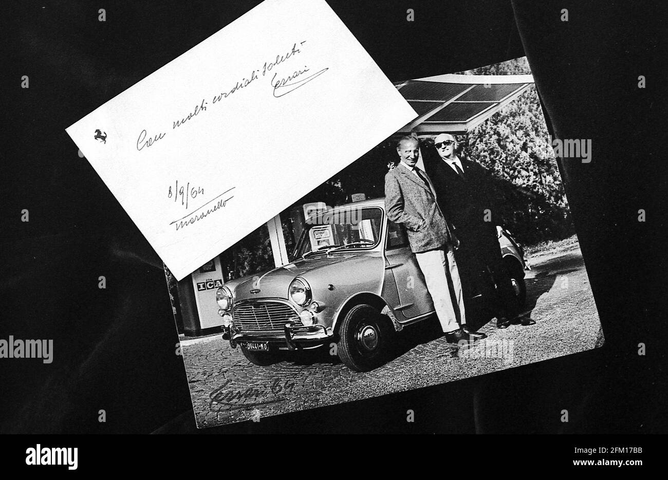 Note d'Enzo Ferrari avec photo d'Enzo et d'Alec Issigonis concepteur du BMC Mini avec un Mini Cooper S envoyé à John Cooper co-fondateur de Cooper Cars. Banque D'Images