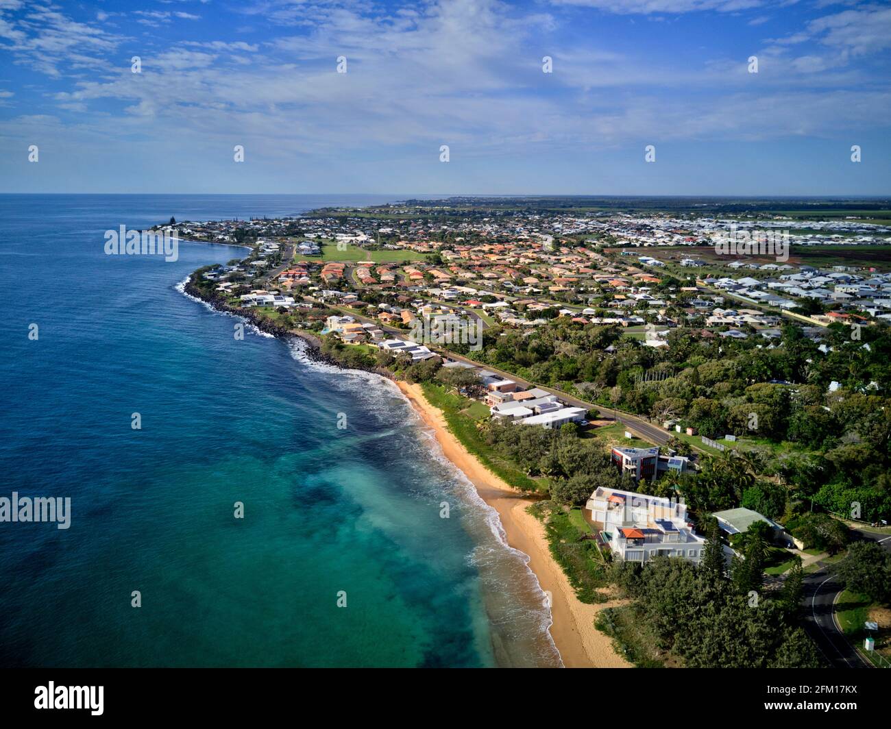 Antenne des maisons au bord de l'eau, y compris la « Glass House » à Kellys Beach Bargara Queensland Australie Banque D'Images