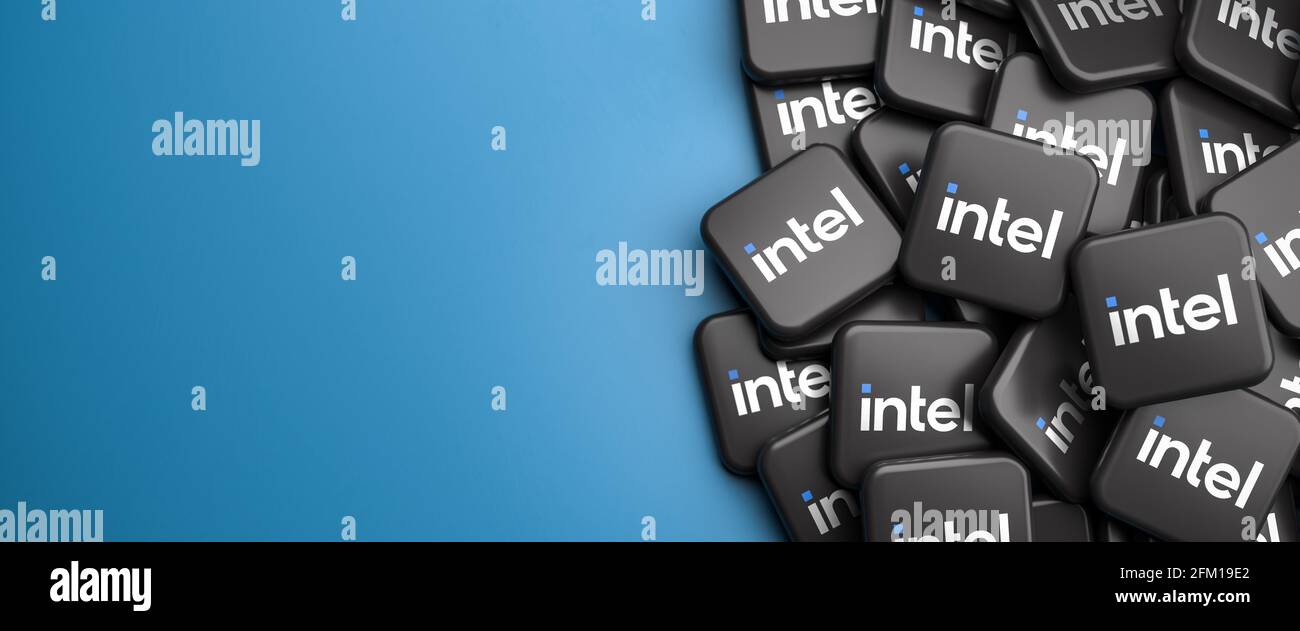 Logos de la société de technologie Intel sur un tas sur une table. Copier l'espace. Format de bannière Web. Banque D'Images