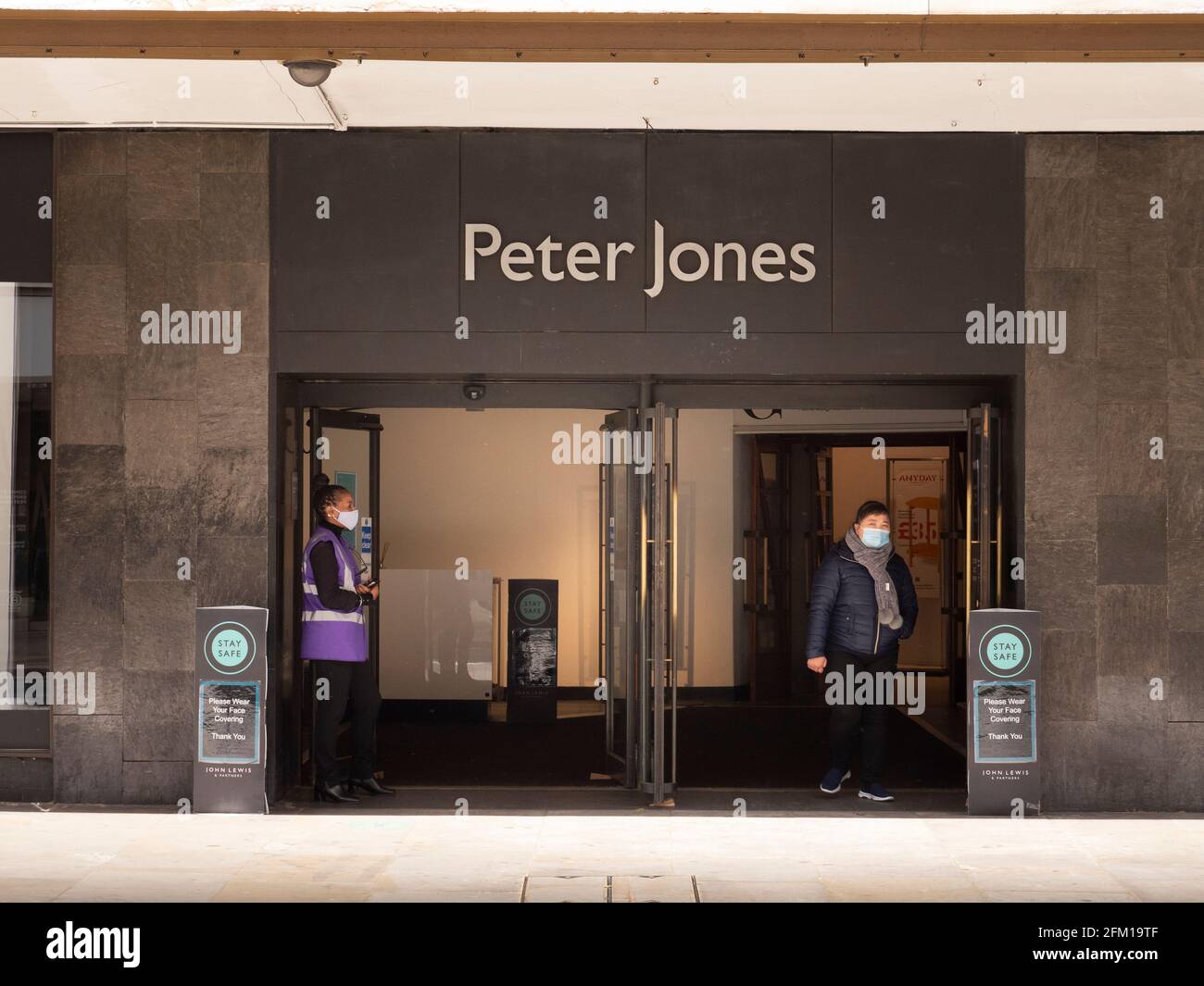 Peter Jones grand magasin avec des acheteurs qui quittent le magasin en portant des masques Covid-19, coronavirus Banque D'Images