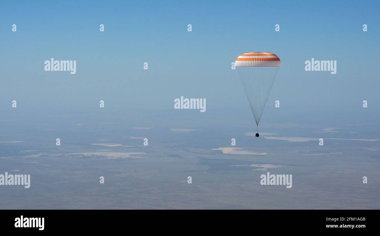PRÈS DE ZHEZKAZGAN, KAZAKHSTAN - 17 avril 2021 - le satellite Soyuz MS-17 est considéré comme atterrisant dans une zone éloignée près de la ville de Zhezkazgan, Kazakhstan Banque D'Images