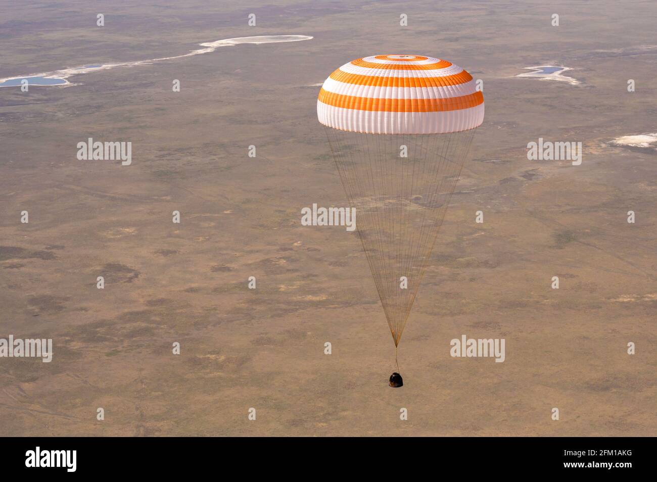 PRÈS DE ZHEZKAZGAN, KAZAKHSTAN - 17 avril 2021 - le satellite Soyuz MS-17 est considéré comme atterrisant dans une zone éloignée près de la ville de Zhezkazgan, Kazakhstan Banque D'Images