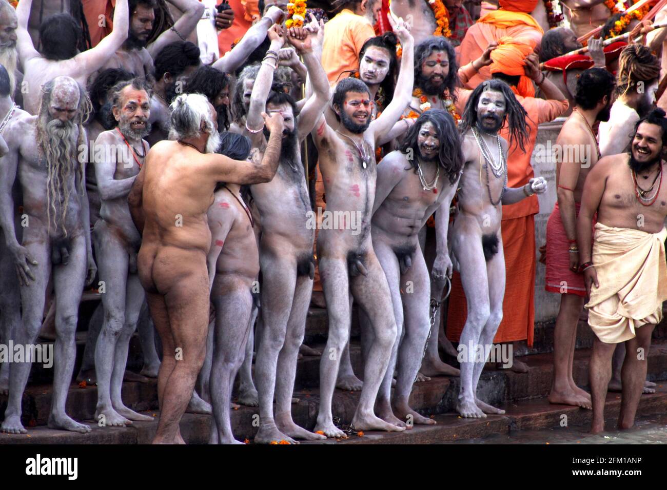 Baignade rituelle dans le Gange River India, Uttarakhand, Haridwar, Kumbh Mela. Un Sadhu un ascétique ou praticien de yoga (yogi) qui a donné des poursuivants Banque D'Images