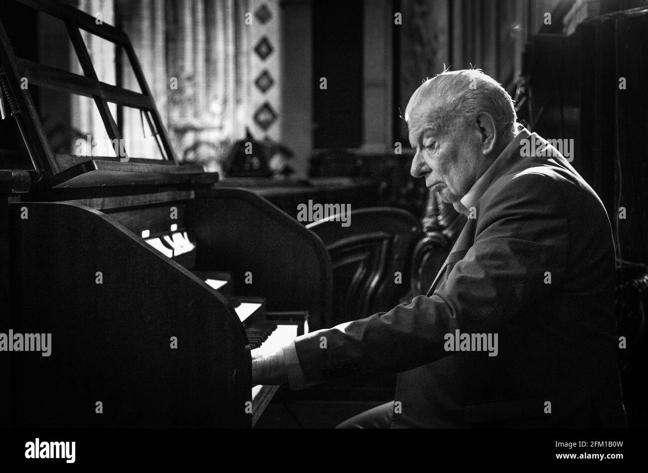 Vieil homme jouant de l'orgue dans l'Église Banque D'Images