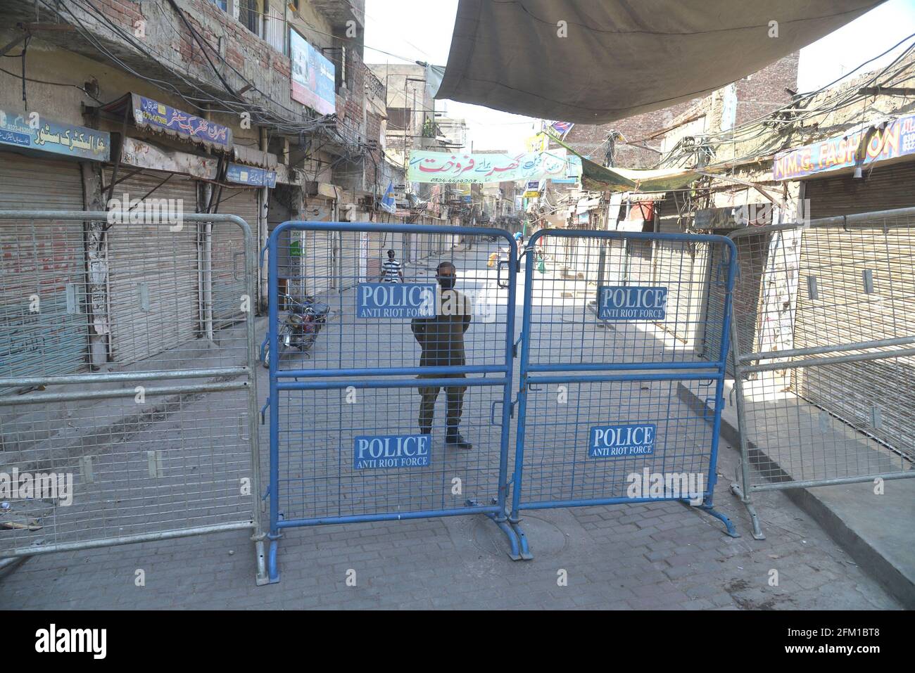 Lahore, Pakistan. 05e mai 2021. Le personnel de la police pakistanaise est garde pour éviter les rassemblements publics comme sur la violation des SOP du virus Corona le marché de Baghbanpura et le marché pakistanais sont scellés pour empêcher la propagation de la COVID-19 dans la capitale provinciale Lahore. (Photo de Rana Sajid Hussain/Pacific Press) Credit: Pacific Press Media production Corp./Alay Live News Banque D'Images