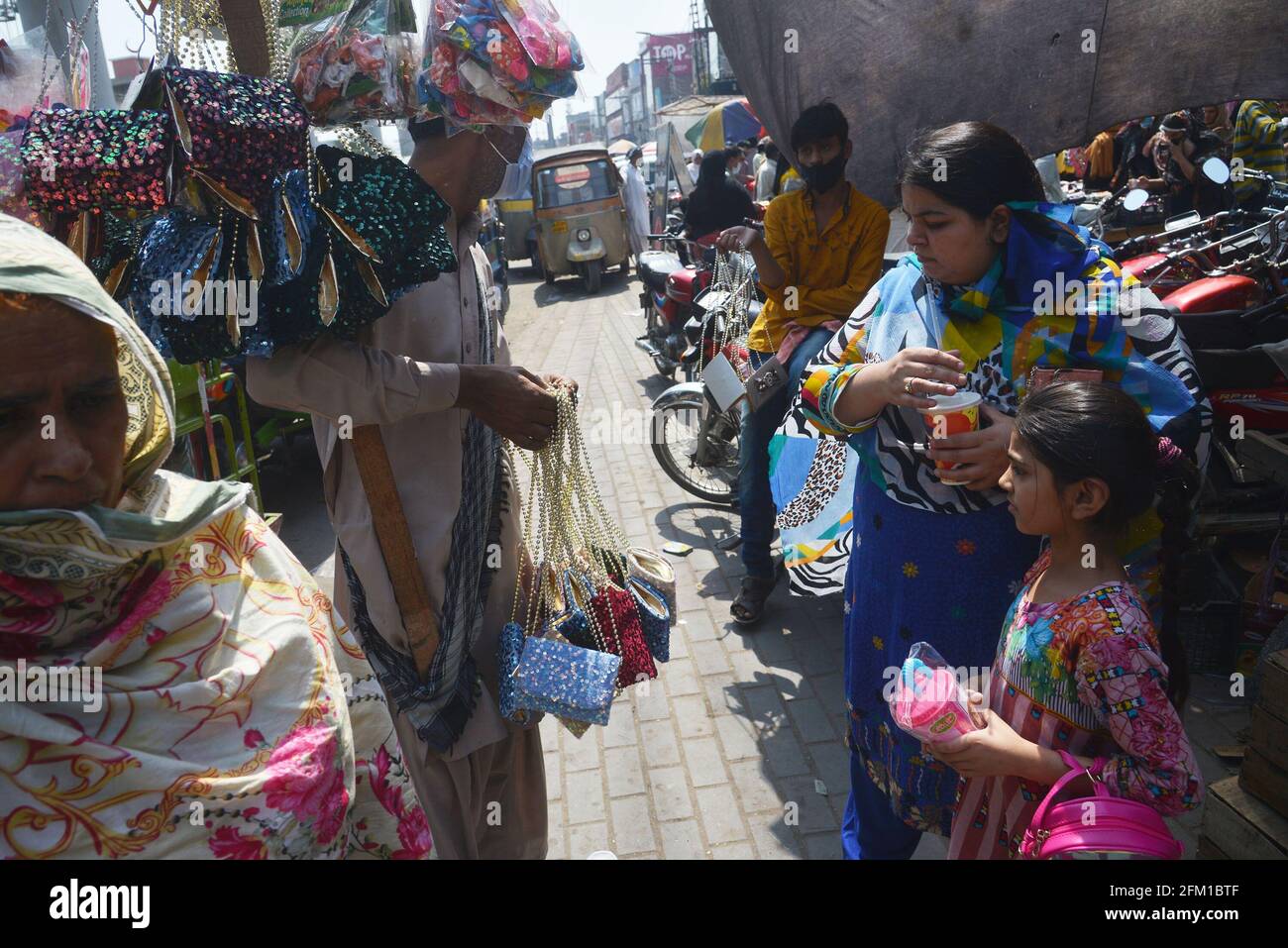 Lahore, Pakistan. 05e mai 2021. Le personnel de la police pakistanaise est garde pour éviter les rassemblements publics comme sur la violation des SOP du virus Corona le marché de Baghbanpura et le marché pakistanais sont scellés pour empêcher la propagation de la COVID-19 dans la capitale provinciale Lahore. (Photo de Rana Sajid Hussain/Pacific Press) Credit: Pacific Press Media production Corp./Alay Live News Banque D'Images