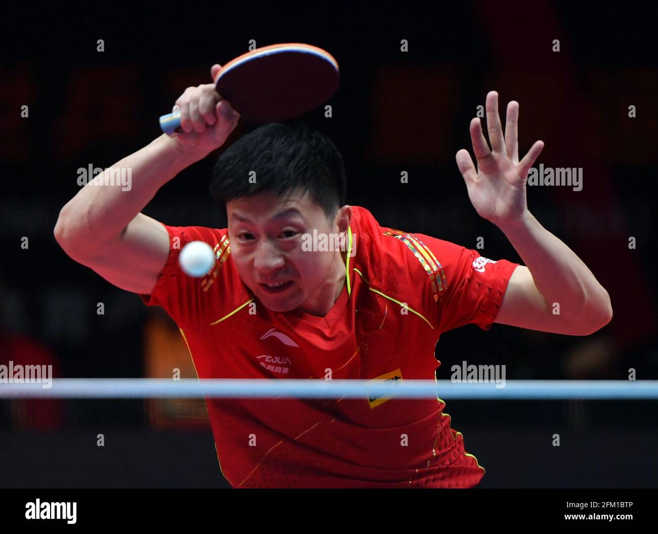 Xinxiang, province chinoise du Henan. 5 mai 2021. Ma long retourne le ballon pendant le match des célibataires hommes contre Zhou Yu lors des essais de Grand smashes et de la simulation olympique de WTT (World Table tennis) 2021 à Xinxiang, dans la province du Henan, dans le centre de la Chine, le 5 mai 2021. Credit: Li Jianan/Xinhua/Alamy Live News Banque D'Images