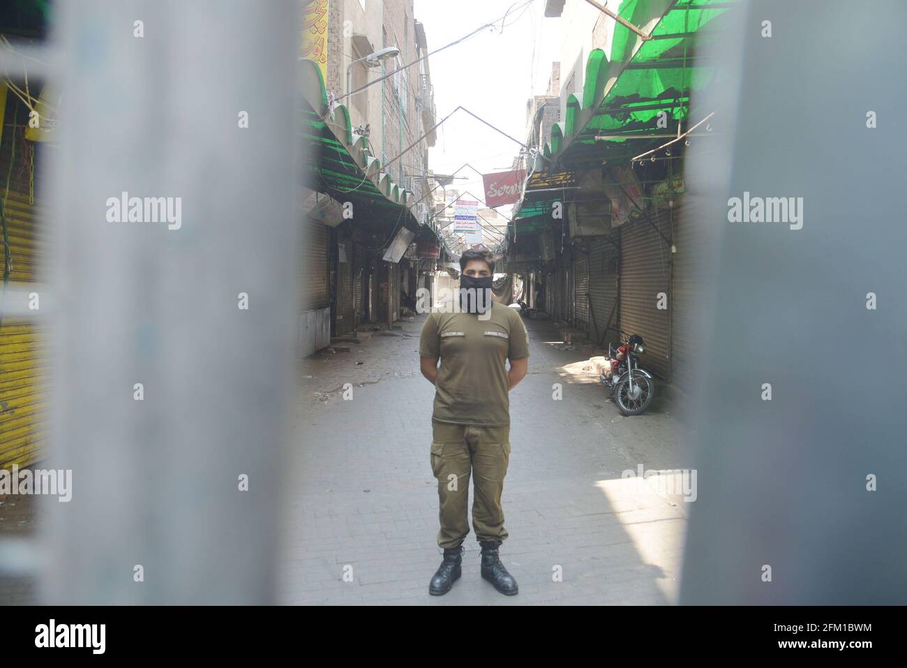 Lahore, Pakistan. 05e mai 2021. Le personnel de la police pakistanaise est garde pour éviter les rassemblements publics comme sur la violation des SOP du virus Corona le marché de Baghbanpura et le marché pakistanais sont scellés pour empêcher la propagation de la COVID-19 dans la capitale provinciale Lahore. (Photo de Rana Sajid Hussain/Pacific Press) Credit: Pacific Press Media production Corp./Alay Live News Banque D'Images