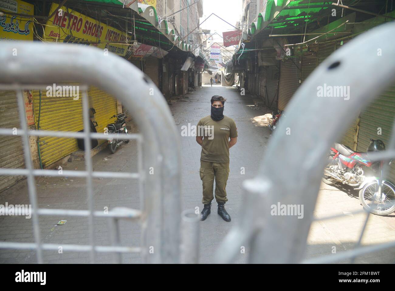 Lahore, Pakistan. 05e mai 2021. Le personnel de la police pakistanaise est garde pour éviter les rassemblements publics comme sur la violation des SOP du virus Corona le marché de Baghbanpura et le marché pakistanais sont scellés pour empêcher la propagation de la COVID-19 dans la capitale provinciale Lahore. (Photo de Rana Sajid Hussain/Pacific Press) Credit: Pacific Press Media production Corp./Alay Live News Banque D'Images