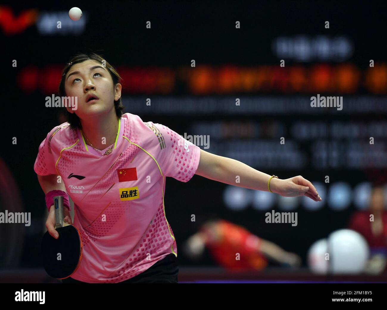 Xinxiang, province chinoise du Henan. 5 mai 2021. Chen Meng sert le ballon lors de la quart-finale des femmes célibataires contre Liu FEI lors des essais de Grand smashes de WTT (World Table tennis) 2021 et de la simulation olympique à Xinxiang, dans la province de Henan, dans le centre de la Chine, le 5 mai 2021. Credit: Li Jianan/Xinhua/Alamy Live News Banque D'Images