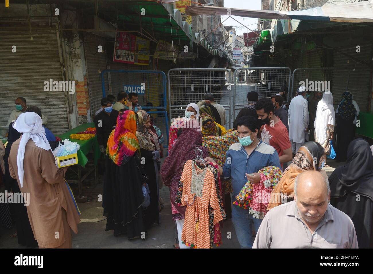 Lahore, Pakistan. 05e mai 2021. Le personnel de la police pakistanaise est garde pour éviter les rassemblements publics comme sur la violation des SOP du virus Corona le marché de Baghbanpura et le marché pakistanais sont scellés pour empêcher la propagation de la COVID-19 dans la capitale provinciale Lahore. (Photo de Rana Sajid Hussain/Pacific Press) Credit: Pacific Press Media production Corp./Alay Live News Banque D'Images