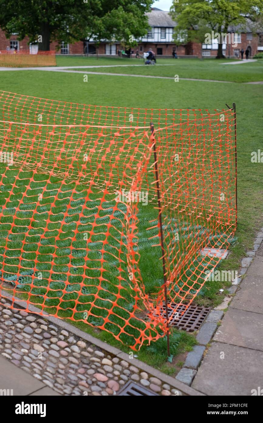 Installation de la grille de renforcement de l'herbe sur les zones et les bords à circulation élevée adjacent aux tracés Banque D'Images