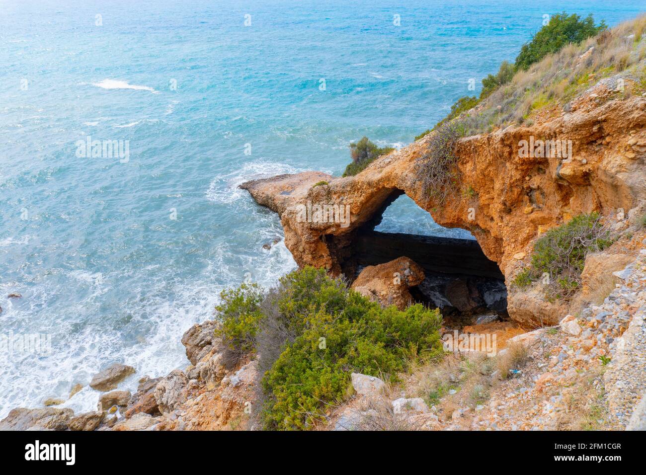Arc de pierre naturelle de rochers, côte et bleu magnifique mer à la Turquie, Alanya. Banque D'Images