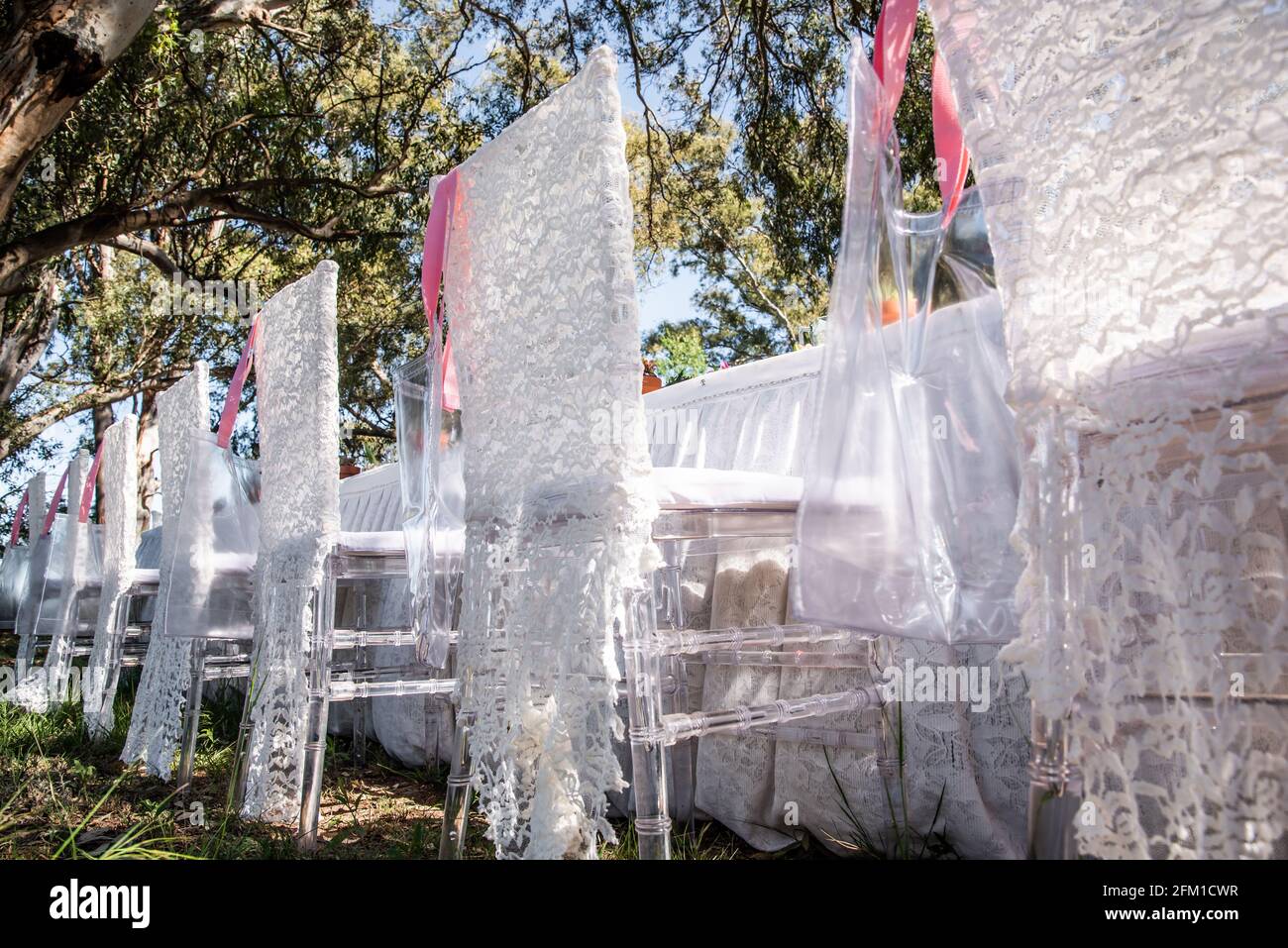 Decoración artesanal para tus fiestas, con silla plásticas en forma de cristal, tela de encaje, mesa de dulce, en cualquier lugar Banque D'Images