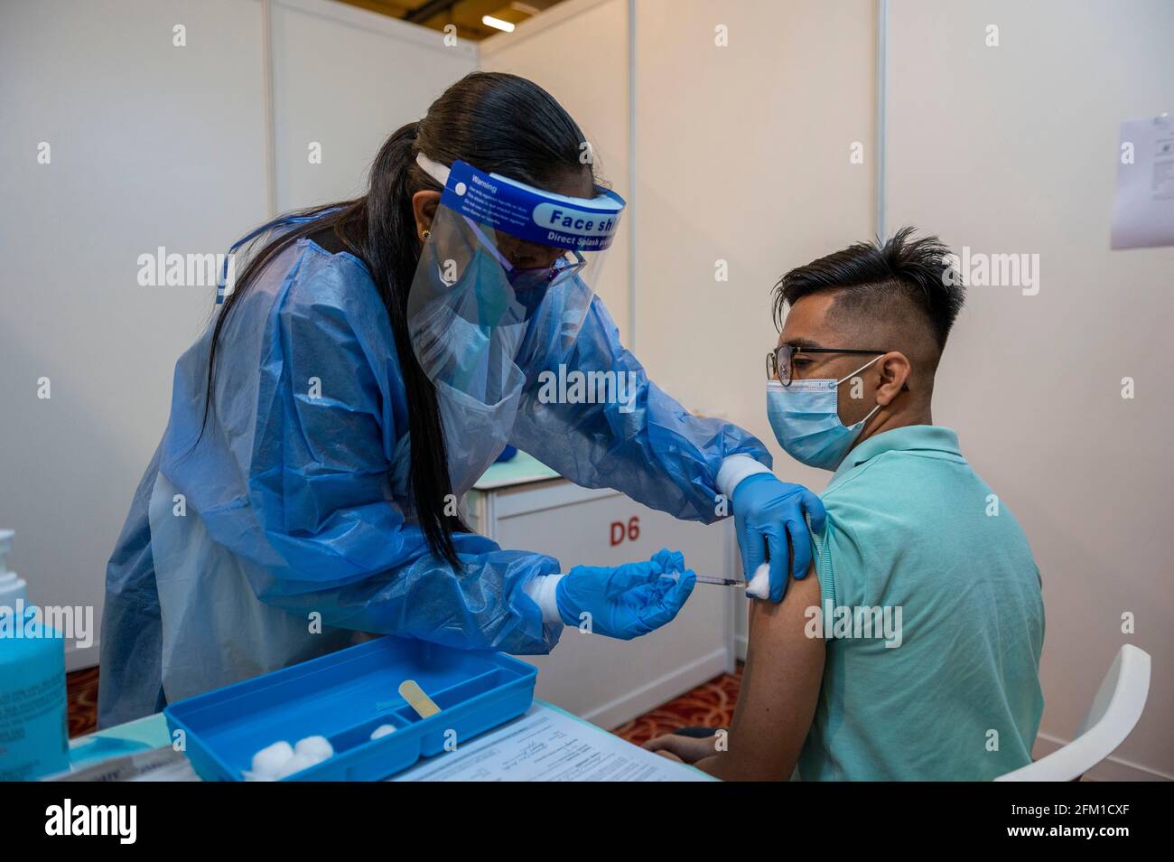 Kuala Lumpur, Malaisie. 5 mai 2021. Un homme reçoit une dose du vaccin COVID-19 dans un centre de vaccination COVID-19 à Kuala Lumpur, Malaisie, le 5 mai 2021. La Malaisie a signalé 3,744 nouvelles infections à COVID-19, a déclaré mercredi le ministère de la Santé, portant le total national à 424,376. Credit: Chong Voon Chung/Xinhua/Alay Live News Banque D'Images