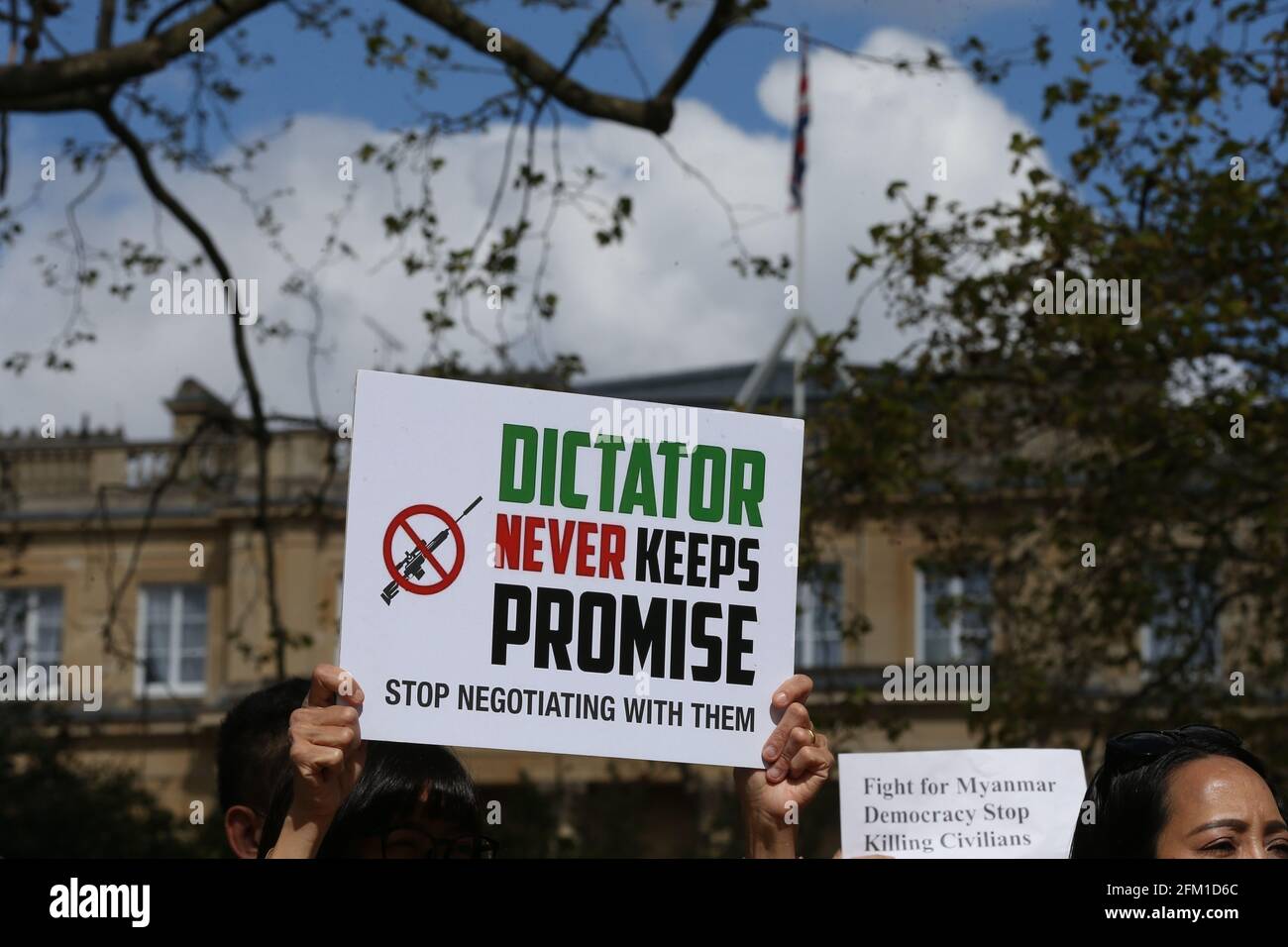 Londres, Angleterre, Royaume-Uni. 5 mai 2021. Des membres de la diaspora birmane à Londres ont organisé une manifestation à l'extérieur de Lancaster House, dans le centre de Londres, où les ministres des Affaires étrangères du G7 se sont réunis. Les manifestants ont appelé les États membres du G7 à prendre des mesures contre le régime militaire du Myanmar qui a pris le contrôle du pays en février après un coup d'État. Credit: Tayfun Salci/ZUMA Wire/Alay Live News Banque D'Images