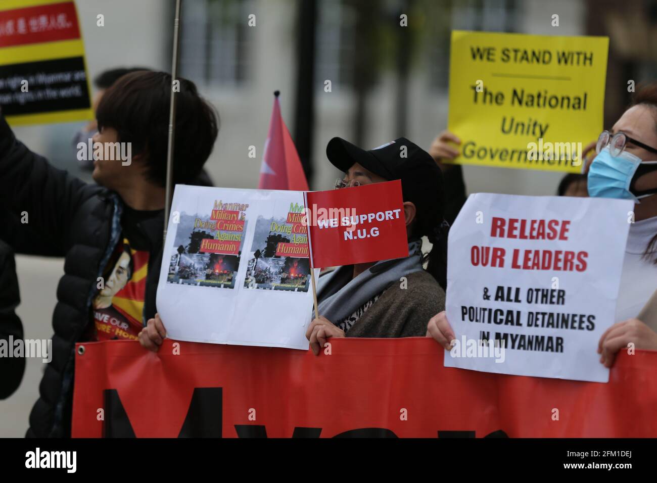 Londres, Angleterre, Royaume-Uni. 5 mai 2021. Des membres de la diaspora birmane à Londres ont organisé une manifestation à l'extérieur de Lancaster House, dans le centre de Londres, où les ministres des Affaires étrangères du G7 se sont réunis. Les manifestants ont appelé les États membres du G7 à prendre des mesures contre le régime militaire du Myanmar qui a pris le contrôle du pays en février après un coup d'État. Credit: Tayfun Salci/ZUMA Wire/Alay Live News Banque D'Images