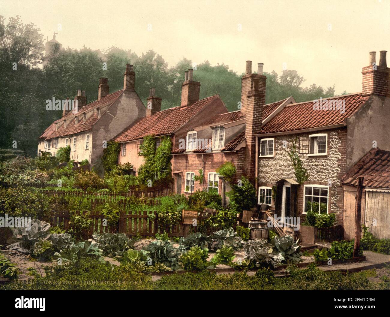 Une rangée de cottages sur Lowestoft Score dans Suffolk circa 1890-1900 Banque D'Images