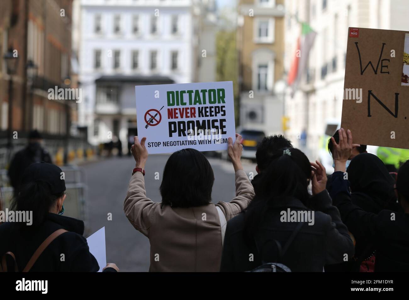 Londres, Angleterre, Royaume-Uni. 5 mai 2021. Des membres de la diaspora birmane à Londres ont organisé une manifestation à l'extérieur de Lancaster House, dans le centre de Londres, où les ministres des Affaires étrangères du G7 se sont réunis. Les manifestants ont appelé les États membres du G7 à prendre des mesures contre le régime militaire du Myanmar qui a pris le contrôle du pays en février après un coup d'État. Credit: Tayfun Salci/ZUMA Wire/Alay Live News Banque D'Images