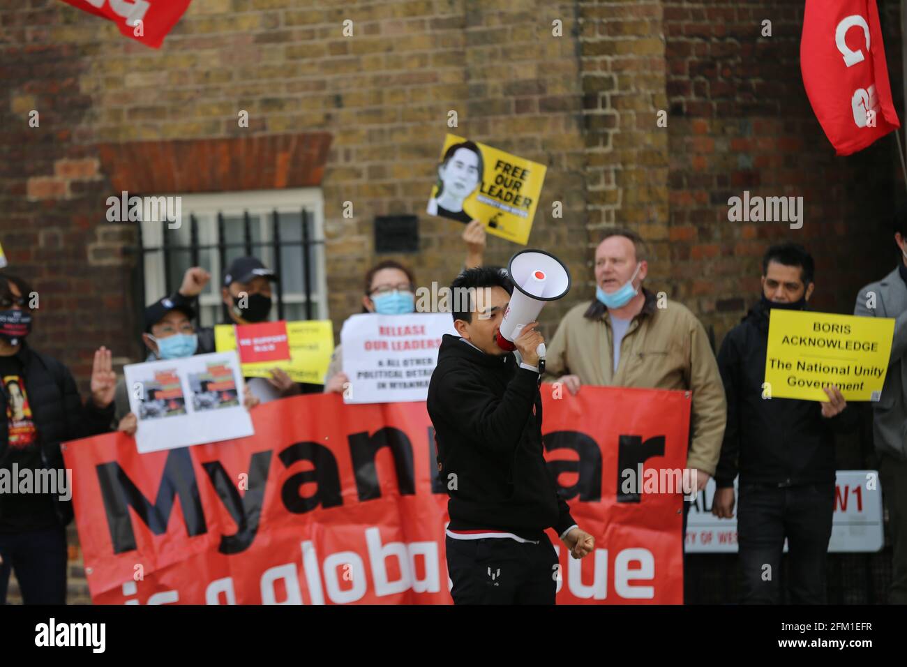 Londres, Angleterre, Royaume-Uni. 5 mai 2021. Des membres de la diaspora birmane à Londres ont organisé une manifestation à l'extérieur de Lancaster House, dans le centre de Londres, où les ministres des Affaires étrangères du G7 se sont réunis. Les manifestants ont appelé les États membres du G7 à prendre des mesures contre le régime militaire du Myanmar qui a pris le contrôle du pays en février après un coup d'État. Credit: Tayfun Salci/ZUMA Wire/Alay Live News Banque D'Images