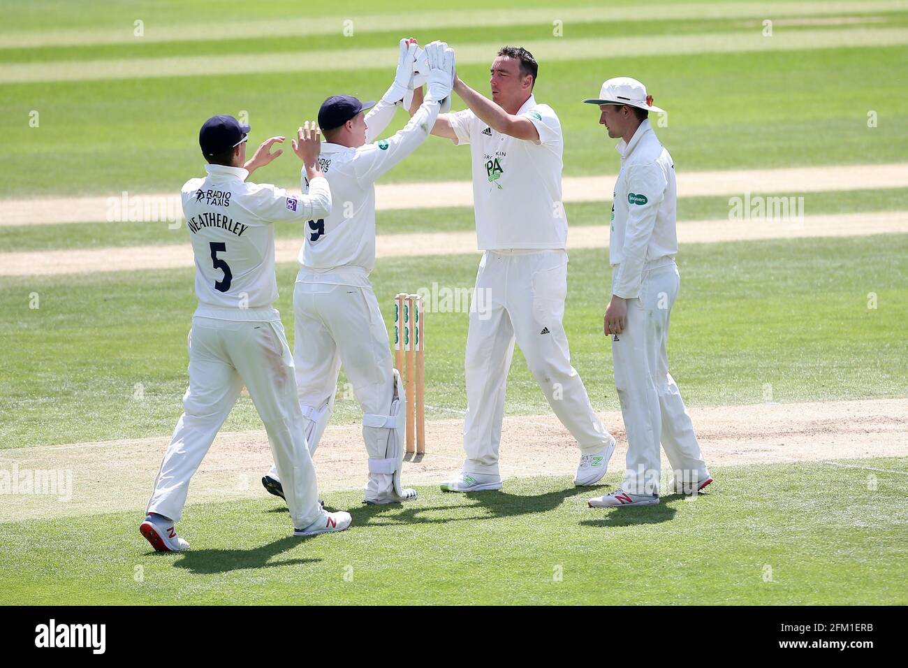 Kyle Abbott du Hampshire célèbre la prise de la cricket de Daniel Lawrence pendant le CCC d'Essex contre le CCC du Hampshire, division 1 du Championnat du comté de Specsavers Banque D'Images