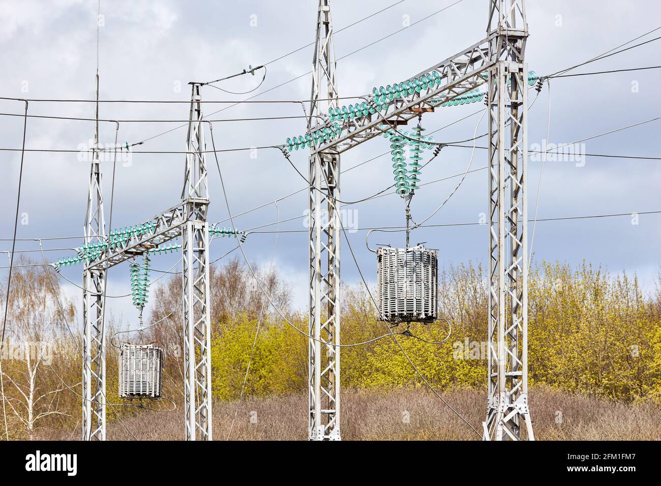 Deux lignes de sous-station piéger la communication électrique ou les bouchons haute fréquence, circuit parallèle résonnant sans entretien. Constructions métalliques et Banque D'Images