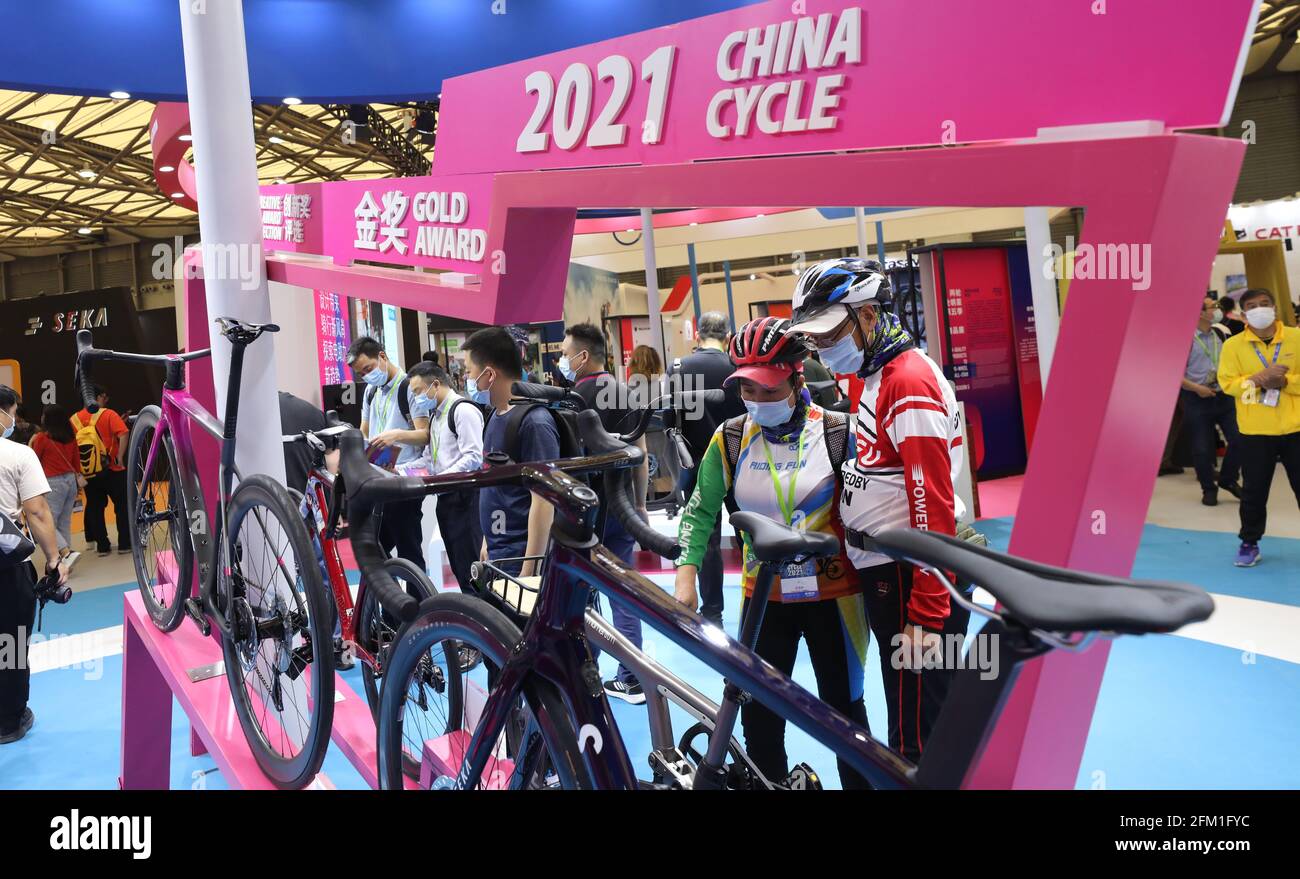 Shanghai. 5 mai 2021. Les visiteurs voient les bicyclettes lors de la 30e foire internationale des bicyclettes en Chine orientale à Shanghai, le 5 mai 2021. L'événement de quatre jours a débuté mercredi, attirant plus de 1,000 entreprises à y participer. Credit: Fang Zhe/Xinhua/Alay Live News Banque D'Images