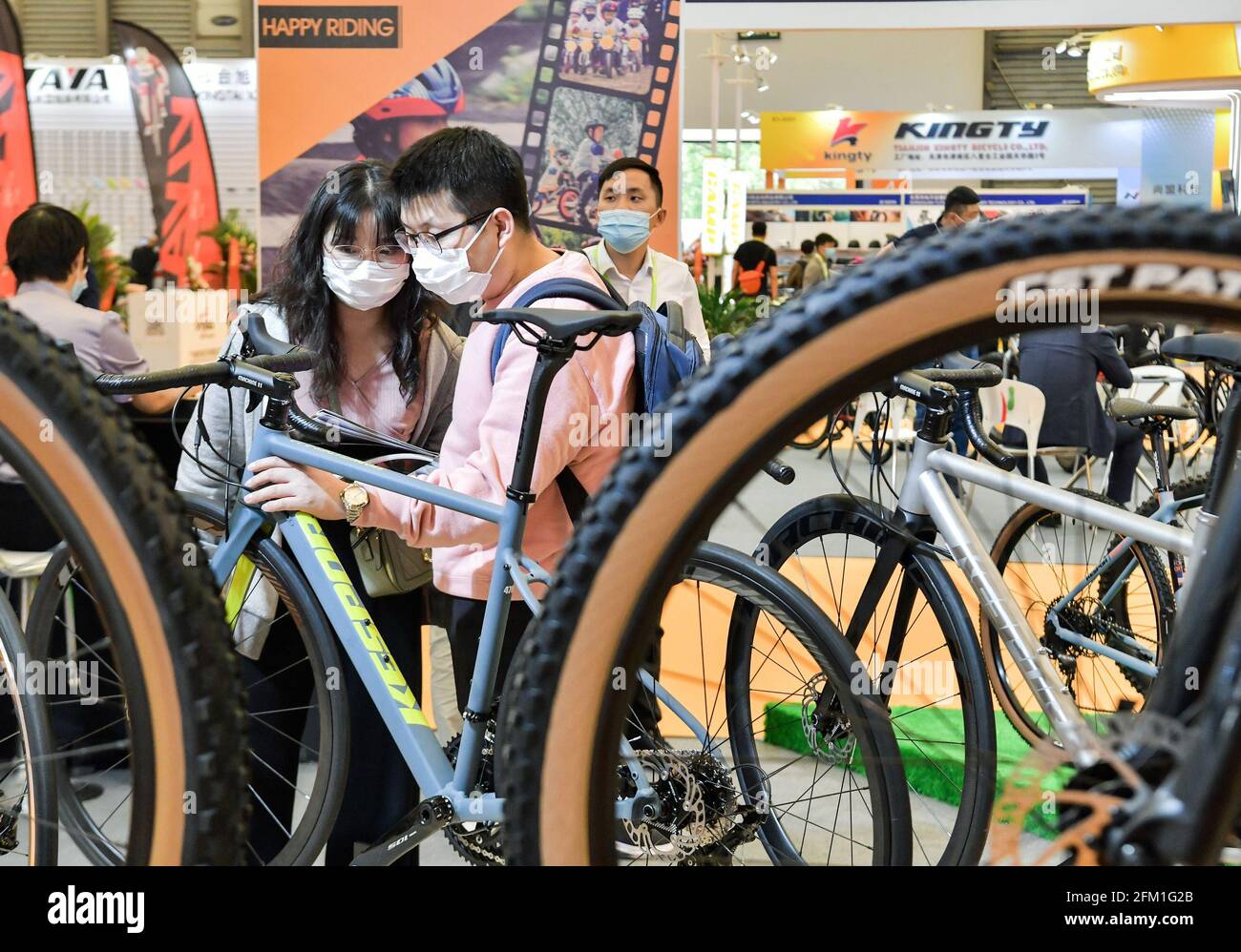 Shanghai. 5 mai 2021. Les visiteurs voient les bicyclettes lors de la 30e foire internationale des bicyclettes en Chine orientale à Shanghai, le 5 mai 2021. L'événement de quatre jours a débuté mercredi, attirant plus de 1,000 entreprises à y participer. Credit: Li He/Xinhua/Alay Live News Banque D'Images