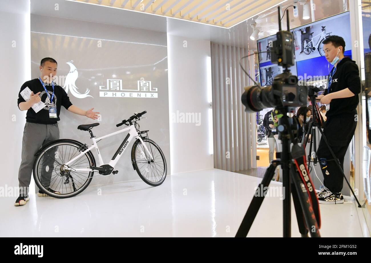 Shanghai. 5 mai 2021. Un membre du personnel présente un vélo en streaming lors de la 30e China International Bicycle Fair à Shanghai, en Chine orientale, le 5 mai 2021. L'événement de quatre jours a débuté mercredi, attirant plus de 1,000 entreprises à y participer. Credit: Li He/Xinhua/Alay Live News Banque D'Images