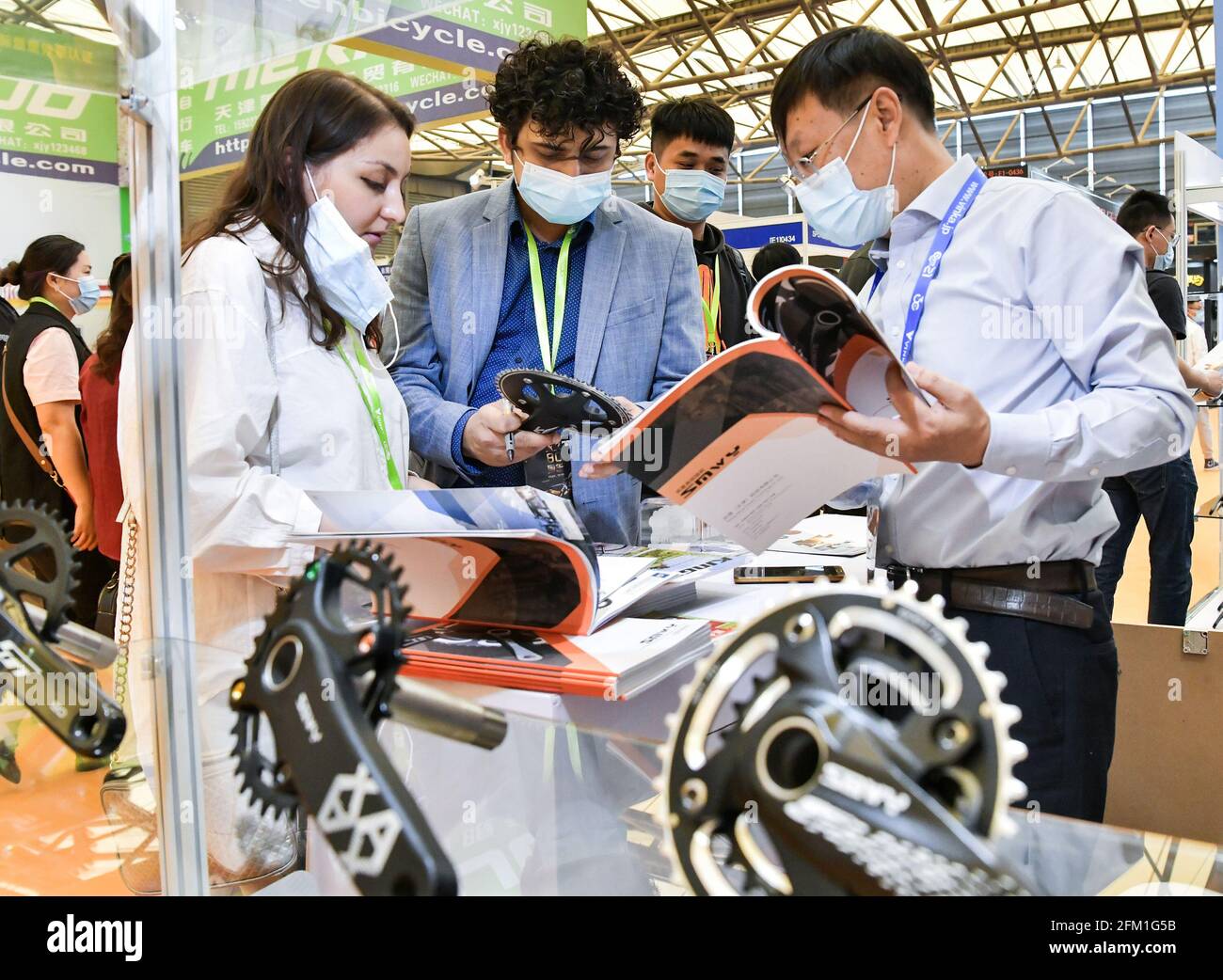 Shanghai. 5 mai 2021. Des clients étrangers négocient avec un exposant de vélo lors de la 30e China International Bicycle Fair dans l'est de la Chine Shanghai, le 5 mai 2021. L'événement de quatre jours a débuté mercredi, attirant plus de 1,000 entreprises à y participer. Credit: Li He/Xinhua/Alay Live News Banque D'Images
