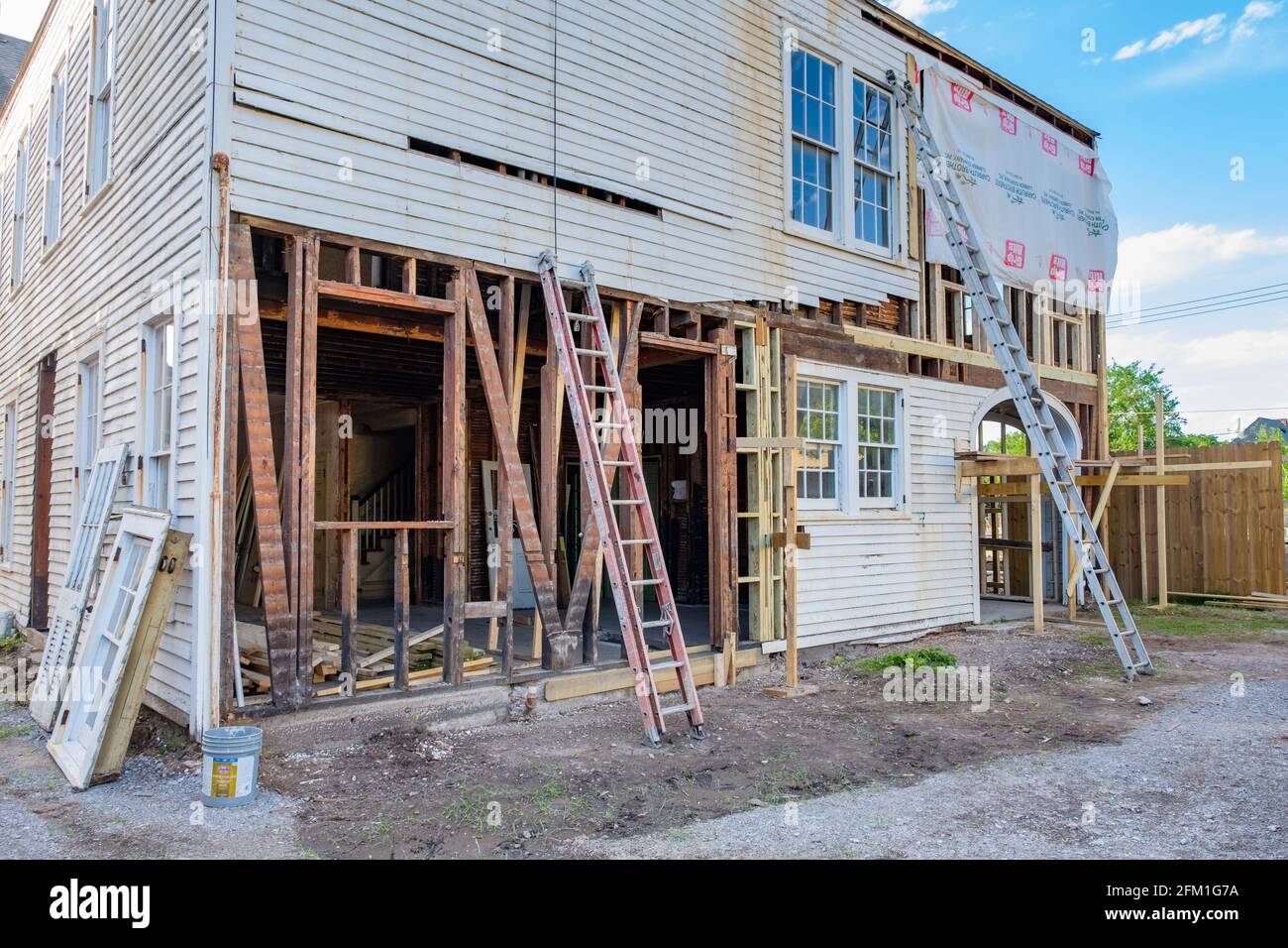 LA NOUVELLE-ORLÉANS, LA, États-Unis - 19 AVRIL 2021 : arrière de l'ancienne demeure pendant la rénovation Banque D'Images